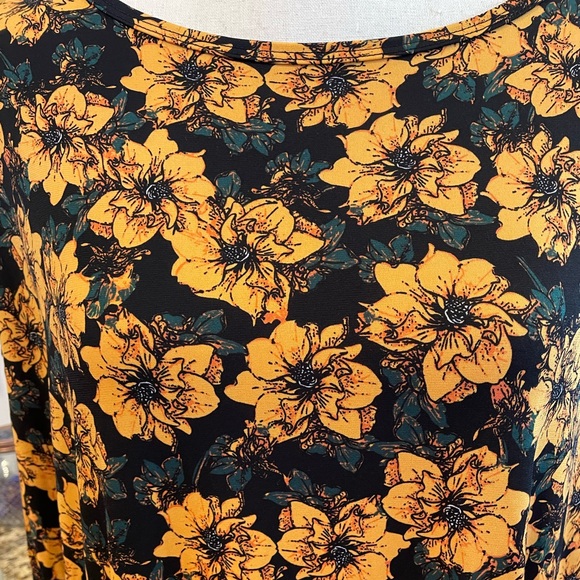 Lularoe top 5 for $25 - Picture 2 of 2